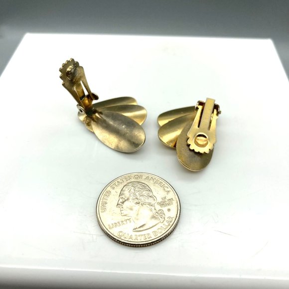 Chic Vintage Flared Thumbprint Earrings, Unique Gold Tone Clip Ons - Picture 5 of 5